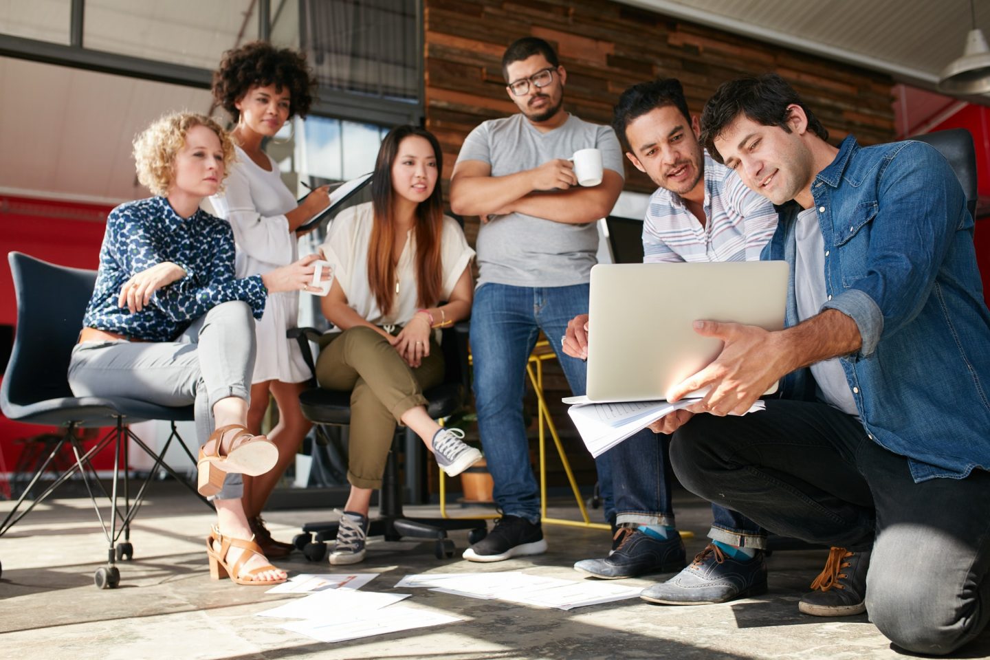 startup-team-working-and-planning-in-the-meeting-e1642321947321.jpg